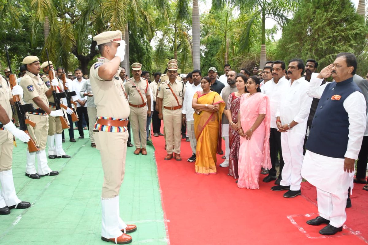 Collector_ADB's tweet photo. 🔸తెలంగాణ రాష్ట్ర అవతరణ దినోత్సవాన్ని పురస్కరించుకుని మంగళవారం కలెక్టరేట్ ప్రాంగణంలో రాష్ట్ర ప్రభుత్వ సలహాదారులు (ఎస్సీ, ఎస్టీ, ఓబీసీ, మైనార్టీ వెల్ఫేర్) @mohdalishabbir మహమ్మద్ అలీ షబ్బీర్ ముఖ్య అతిథిగా విచ్చేసి జాతీయ పతాకావిష్కరణ గావించి, పోలీస్ గౌరవ వందనాన్ని స్వీకరించారు.

🔸ఈ సందర్బంగా ప్రజలనుద్దేశించి తన అధికారిక సందేశాన్ని అందించారు. 

🔸ఈ కార్యక్రమంలో జిల్లా కలెక్టర్ రాజర్షిషా, ఎస్పీ అఖిల్ మహాజన్, ఆదిలాబాద్ శాసన సభ్యులు పాయల శంకర్, అదనపు కలెక్టర్లు ఆర్.ఎస్.చిత్రు, ఎస్.రాజేశ్వర్, జిల్లా అటవీ అధికారి ప్రశాంత్ బాజీరావు పాటిల్, జిల్లా గ్రంథాలయ సంస్థ చైర్మన్ మల్లెపూల నర్సయ్య, మున్సిపల్ చైర్ పర్సన్ బండారి అనూష, మార్కెట్ కమిటీ చైర్మన్ శ్రీకాంత్ రెడ్డి, పట్టణ ప్రముఖులు, ప్రజాప్రతినిధులు, వివిధ శాఖల అధికారులు, సిబ్బంది, తదితరులు పాల్గొన్నారు-1/2. 
#Adilabad #GovernmentOfTelangana #IPRTELANGANA #TelanganaRising2047 #TelanganaRising #TelanganaFormationDay #TelanganaStatehoodDay #Telangana #TelanganaDay #TelanganaFormationDay2026
@TelanganaCMO
@TelanganaCS
@CPRO_TGCM
@Bhatti_Mallu
@INC_Ponguleti
@UttamINC
@Min_SridharBabu
@jupallyk_rao
@seethakkaMLA
@iamkondasurekha
@Ponnam_INC
@jayesh_ranjan
@RajarshiShahIAS
@cdmatelangana
@TelanganaDGP
@ANI
@PIBHindi
@PIB_India
@MIB_India
@PTI_News
@DCsofIndia
@DDNewslive
@DDNational
@IasTelangana
@IPRTelangana
