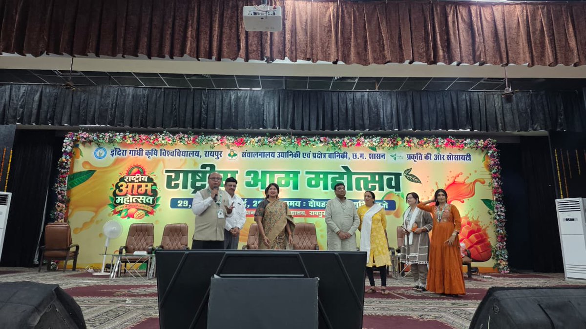 narayan_chandel's tweet photo. इंदिरा गांधी कृषि विश्वविद्यालय, रायपुर में आयोजित राष्ट्रीय आम महोत्सव कार्यक्रम में सहभागिता कर विभिन्न प्रजातियों के आमों, कृषि नवाचारों एवं कृषक हित में किए जा रहे प्रयासों की जानकारी प्राप्त की।

यह आयोजन कृषि, उद्यानिकी एवं किसानों की समृद्धि को नई दिशा देने वाला सराहनीय प्रयास है। कार्यक्रम के सफल आयोजन हेतु सभी आयोजकों को हार्दिक बधाई एवं शुभकामनाएं।
