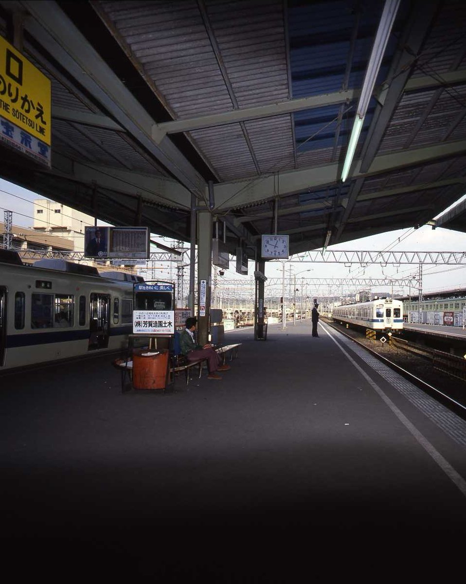 odakyu_pr's tweet photo. #小田急懐かし写真📸

昭和50年代の #海老名駅 をご紹介🚉

海老名駅は昭和16年（1941年）11月25日に開業。
ホームには、懐かしい車両が行き交い、昭和の空気が感じられます。

みなさんの海老名駅の思い出や印象に残っている風景があればぜひコメントで教えてください！ https://t.co/M0j9KbfONj