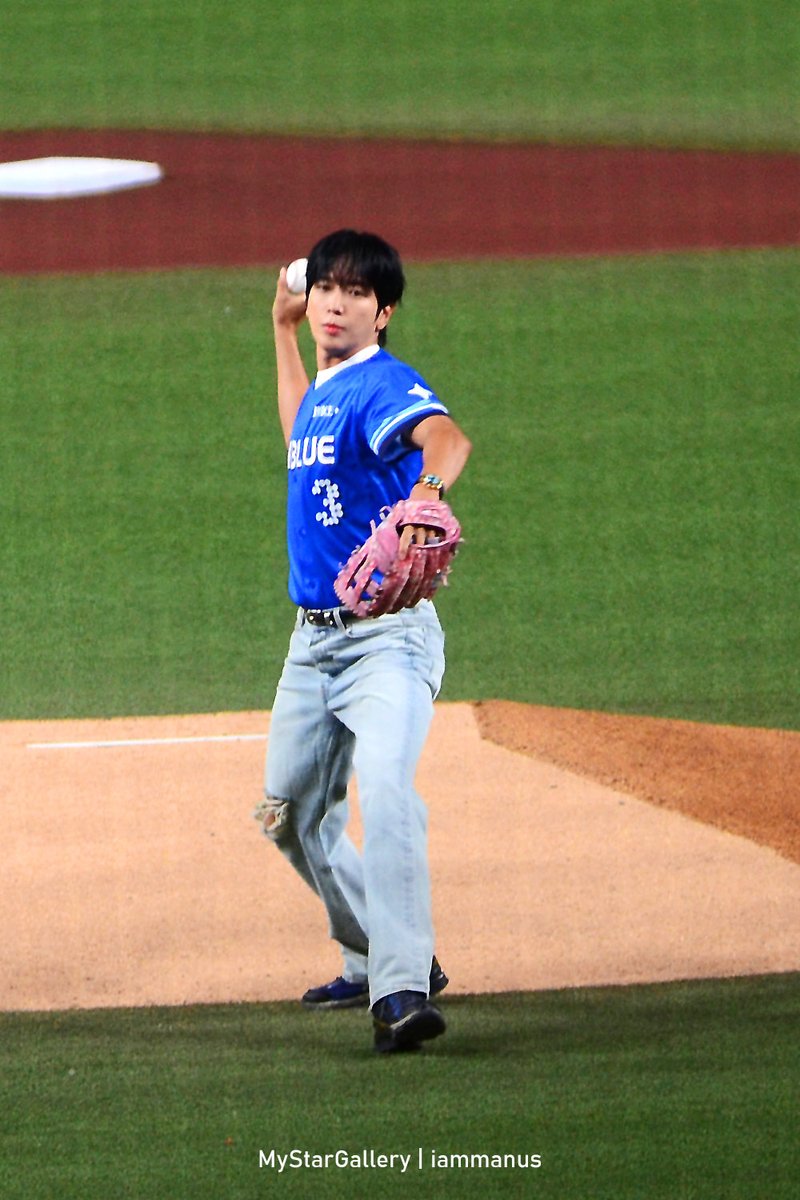 iammanus's tweet photo. FUBON GUARDIANS Game : CNBLUE first pitch ⚾️#씨엔블루 #CNBLUE #정용화 #강민혁 #이정신 https://t.co/hMmbVUIqHE