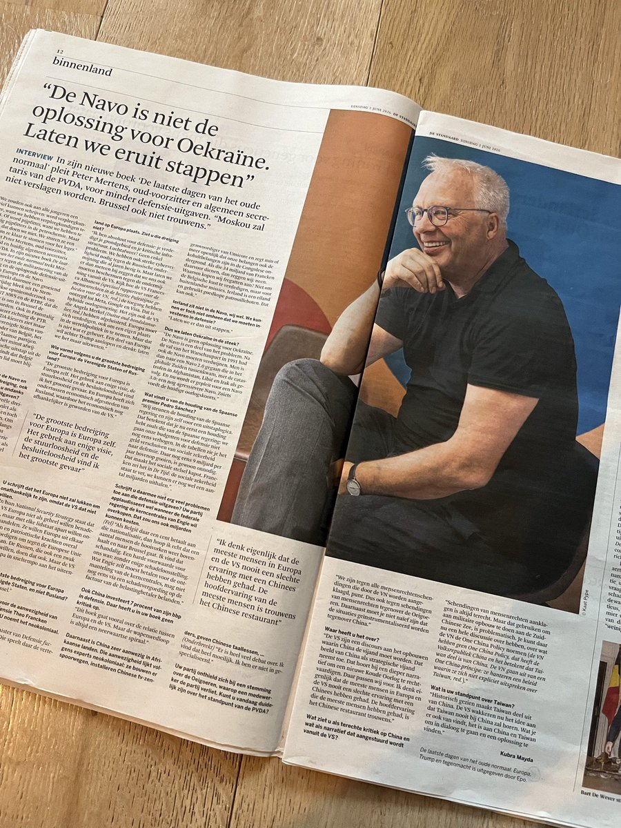 peter_mertens's tweet photo. “We zouden aan alle jongeren een brief kunnen schrijven: word verpleegkundige, want we hebben verpleegkundigen tekort. Of word pijpfitter, want we hebben te weinig pijpfitters in de petrochemie. Maar neen, dat doen we niet. We sturen ze een brief om ze klaar te stomen voor het leger.”

Vandaag interview in De Standaard, over mijn nieuwe boek: “In zijn nieuwe boek De laatste dagen van het oude normaal trekt Mertens van leer tegen de militarisering van de samenleving en de oplopende defensie-uitgaven binnen Europa en de Navo. Mertens spreekt daarmee een groeiend publiek aan, blijkt uit De Stemming, het jaarlijkse opinieonderzoek van De Standaard, VRT NWS en de RTBF”.