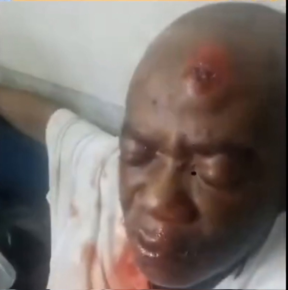 Bmueka's tweet photo. La milice tshisekediste en action, tant qu'il n'y aura pas de réaction face à cette sauvagerie tribale, nombreux vont être blessés ou tués. La violence est inscrite dans l'Adn de l'udps. Cette histoire va mal finir et ils crieront au pogrom. "Qui sème les pets, récolte la merde" https://t.co/W2rlbOLh5N
