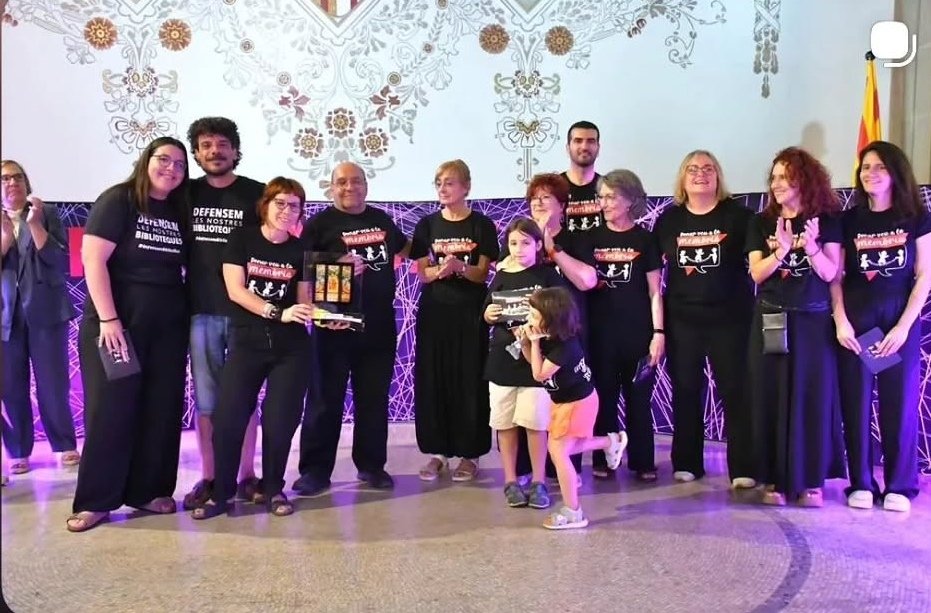 ioteruelo's tweet photo. Les reivindicacions de @defensembiblios presents també a ľ entrega dels Premis Sants-Montjuïc de la mà de @donarveu. Gràcies i l'enhorabona pel merescut premi 🖤❤️ https://t.co/8hWYxw1kfe