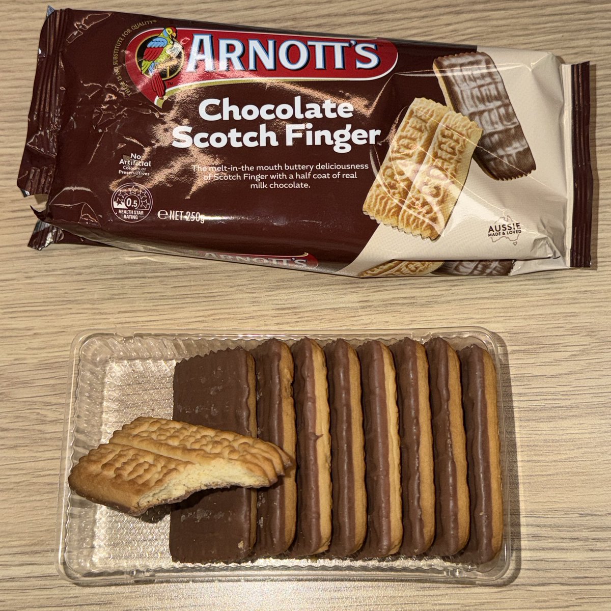 futurerichdiary's tweet photo. 🇦🇺 ARNOTT’S Chocolate Scotch Finger

못참고 사무실에 머거봤는데
개마싯습니다

생각보다 쿠키부분은 다이제보다 바삭?하구

초코가 많이 안달아서 당 충전에 최고네여👍 https://t.co/50WMatvdQW