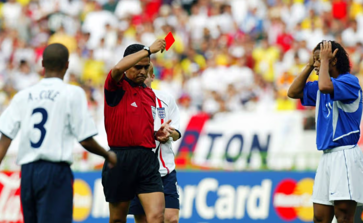 Julien5Muller's tweet photo. La 𝑆𝑒𝑙𝑒𝑐̧𝑎̃𝑜 en maillot bleu, la bavure de Lúcio pour Owen, le passement de jambes puis le coup franc iconique de Ronaldinho, son expulsion, les regrets éternels pour les hommes d'Eriksson : c'était Brésil/Angleterre 2002 ®️
#LesSouvenirsDeCDM https://t.co/NhM8yCXqBb