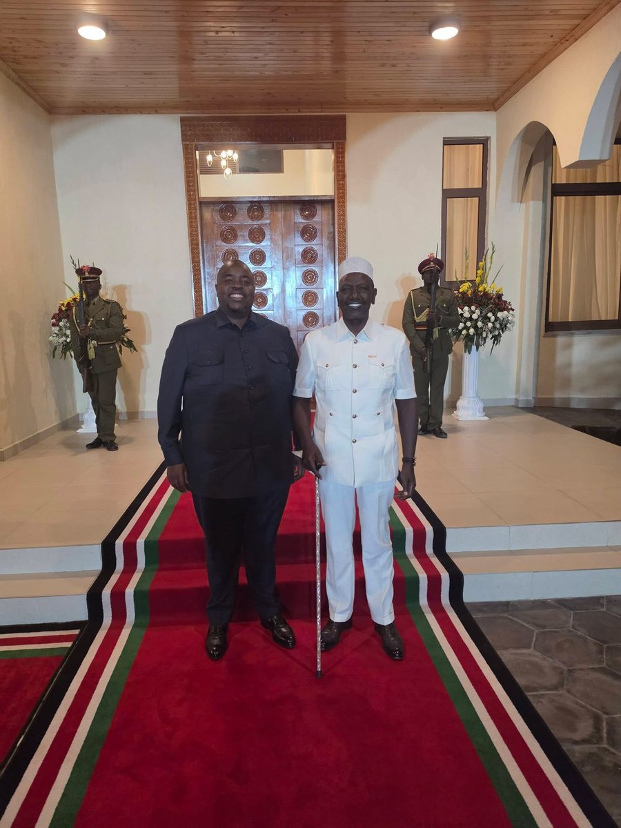 CMukungunugwa's tweet photo. MUKURU WEMAZUVA

"If Sir Wicknell were a criminal, no head of state would ever pose for a picture with him. But because he's a legit and visionary businessman striking mega deals worth up to $200 +million, every African leader wants to meet him  not for fame, but to build their nations." @wicknellchivayo @AdvoBarryRoux @ChrisExcel102