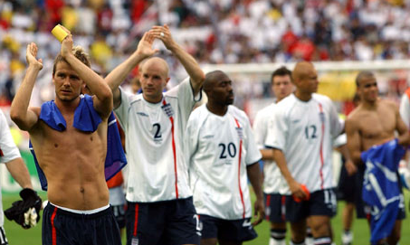 Julien5Muller's tweet photo. La 𝑆𝑒𝑙𝑒𝑐̧𝑎̃𝑜 en maillot bleu, la bavure de Lúcio pour Owen, le passement de jambes puis le coup franc iconique de Ronaldinho, son expulsion, les regrets éternels pour les hommes d'Eriksson : c'était Brésil/Angleterre 2002 ®️
#LesSouvenirsDeCDM https://t.co/NhM8yCXqBb