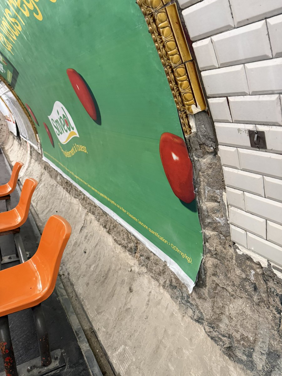p01ds's tweet photo. La destruction du patrimoine du métro parisien par la #RATP suit son cours – à moins que vous ne refassiez à l’identique ce travail que plus aucun artisan ne maîtrise @RATPinfotrafic ? https://t.co/dmyJEHgVeW