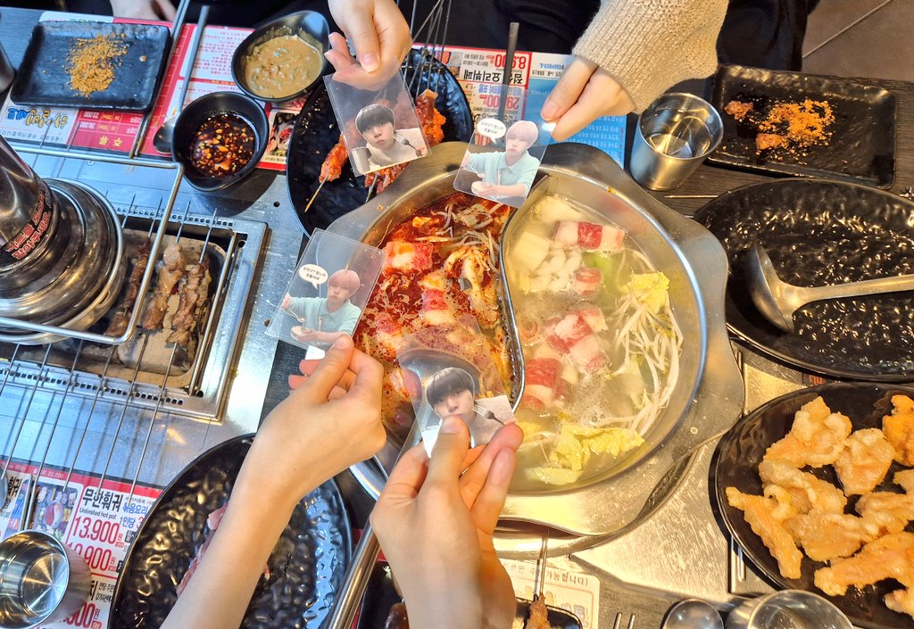 mippack's tweet photo. 🥘현놀이란 재밌는거구나...🍧
맛있는거 먹으면서 덕질하기 +.+! 너무 재밌었어요!!
따구들은 다 너무 착해...
다음에 또 저랑 현민이얘기하면서 놀아주셔야만!🥰🥰 https://t.co/J4xcABnBA6