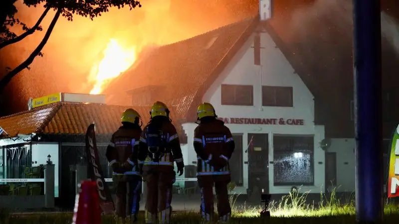 Grote brand bij restaurant in Wijdenes met kwetsende leuzen