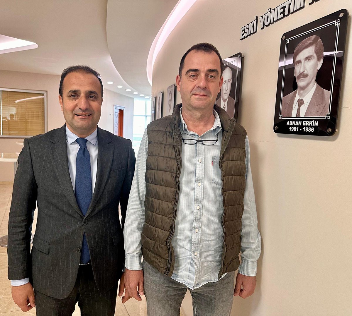 torbalito's tweet photo. 🤝 Yönetim Kurulu Başkanımız @vahapolgun, odamızın kurucu başkanlarından merhum Adnan Erkin’in kıymetli oğlu Adnan Erkin’i odamızda ağırladı.
🙏 Nazik ziyareti için kendisine teşekkür ediyor, merhum Başkanımız Adnan Erkin’i saygı ve rahmetle anıyoruz. https://t.co/aKU7qra0Nc