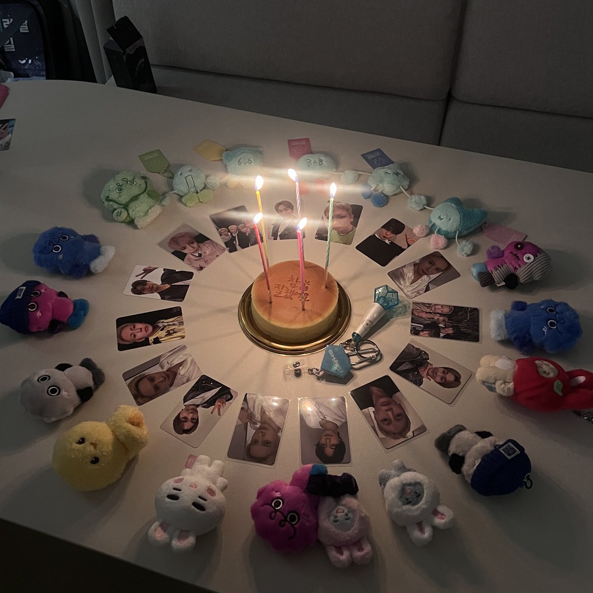 freakeystein's tweet photo. happy birthday to shinee and shawols, to many more years to come together🩵✨
its such a beautiful coincidence the colors of the candles matched each 5 members perfectly bc we only realized it when we're preparing the cake..🥹 https://t.co/B9fD6N7Eym