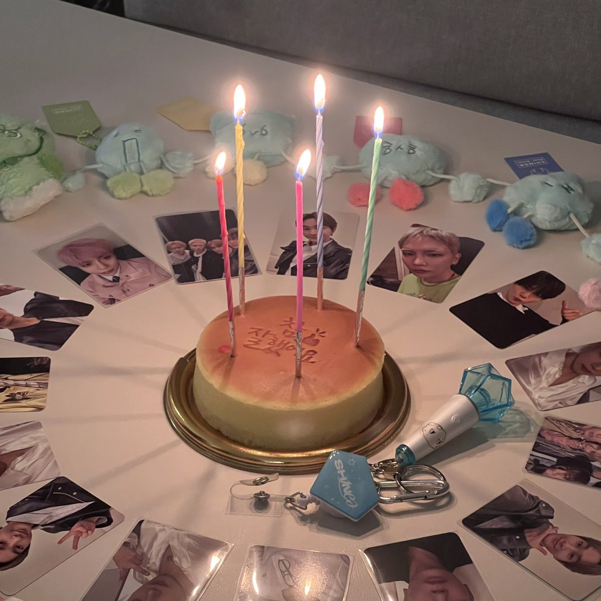 freakeystein's tweet photo. happy birthday to shinee and shawols, to many more years to come together🩵✨
its such a beautiful coincidence the colors of the candles matched each 5 members perfectly bc we only realized it when we're preparing the cake..🥹 https://t.co/B9fD6N7Eym