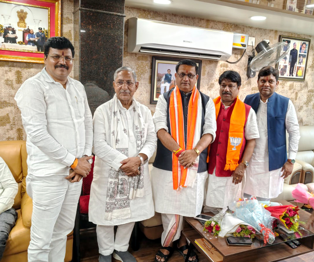 nkishoreyadav's tweet photo. बिहार सरकार के पथ निर्माण मंत्री ई० कुमार शैलेन्द्र जी आज मेरे निजी आवास पर शिष्टाचार भेंट की।
इस अवसर पर समसामयिक विषयों पर चर्चा हुई।
#Bihar #PathNirman #Leadership #GoodGovernance #Nagaland #Kohima @Ershailendrabjp https://t.co/UpbzvrAPfl