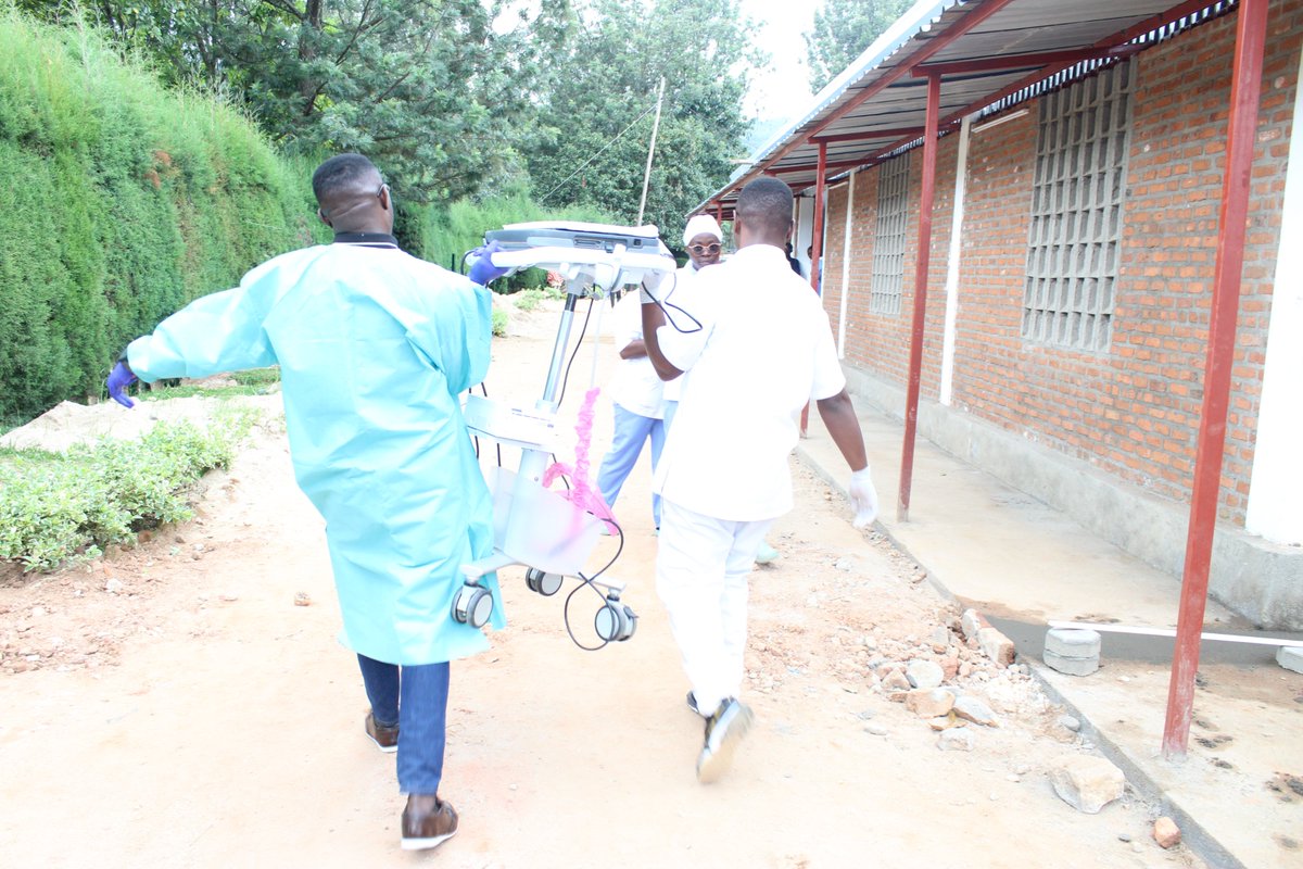 MurundaHospital's tweet photo. Uyu munsi,  Abakozi b’ibitaro bya Murunda bazindukiye mu gitondo cy’isuku aho imirimo yibanze kuri ibi bikurikira: 
1. Gutunganya aho abarwayi babika ibikoresho byabo
2.Gukubura inzira zo mu bitaro
3. Kwimura ibikoresho by'amaserivisi 
4. N’ibindi 
#isukuhose https://t.co/tP4PX0XdaV
