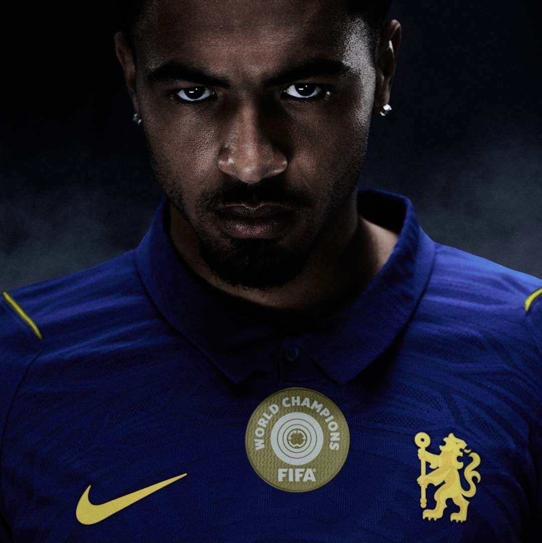 100B_Chelsea's tweet photo. 🚨 - OFFICIEL !

#Chelsea dévoile officiellement son maillot home pour la saison 2026-2027 ! 🙌

Cette saison, qui marque la 75ème du club depuis que Ted Drake a pris la tête du club et instauré la couleur bleu roi et le lion sur le blason, rend hommage à cette première période dorée de l'histoire du club, qui remporte notamment le premier championnat de son histoire dans les années 1950.

Qu'en pensez-vous ? Vous aimez ? Dites-nous en commentaire ! ⬇️

[@ChelseaFC] #CFC