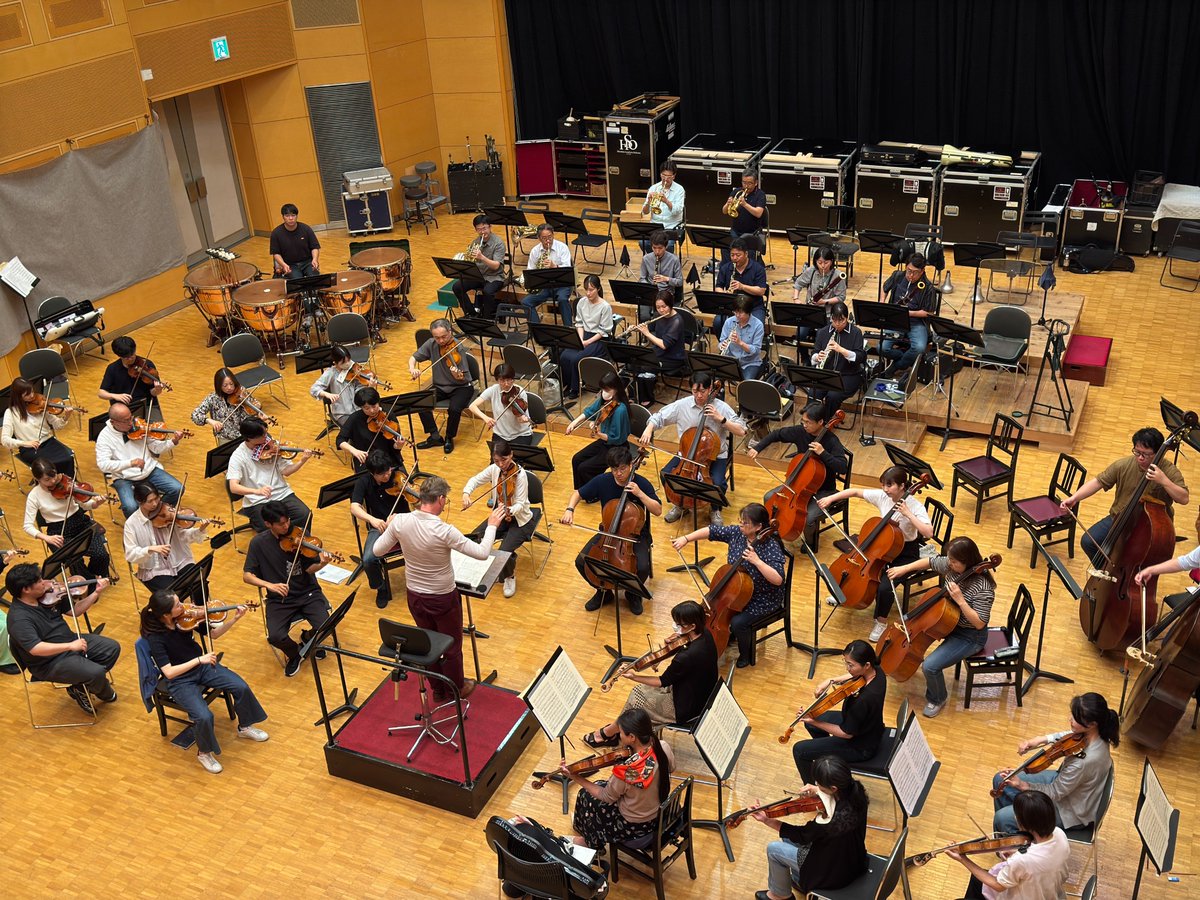 hirokyo_info's tweet photo. 今週末6/5、アルミンク音楽監督による《没後200周年プレ Beethoven＋》が開幕🎼
没後200周年に向け、2年間にわたりベートーヴェンの交響曲全曲に取り組みます。毎回現代の作品を組み合わせてご紹介。初回は交響曲第1番、5番 #運命 とリームの「憧れのワルツ」をお届けします♪
https://t.co/mazwGNsiP0 https://t.co/7krzimTEiF