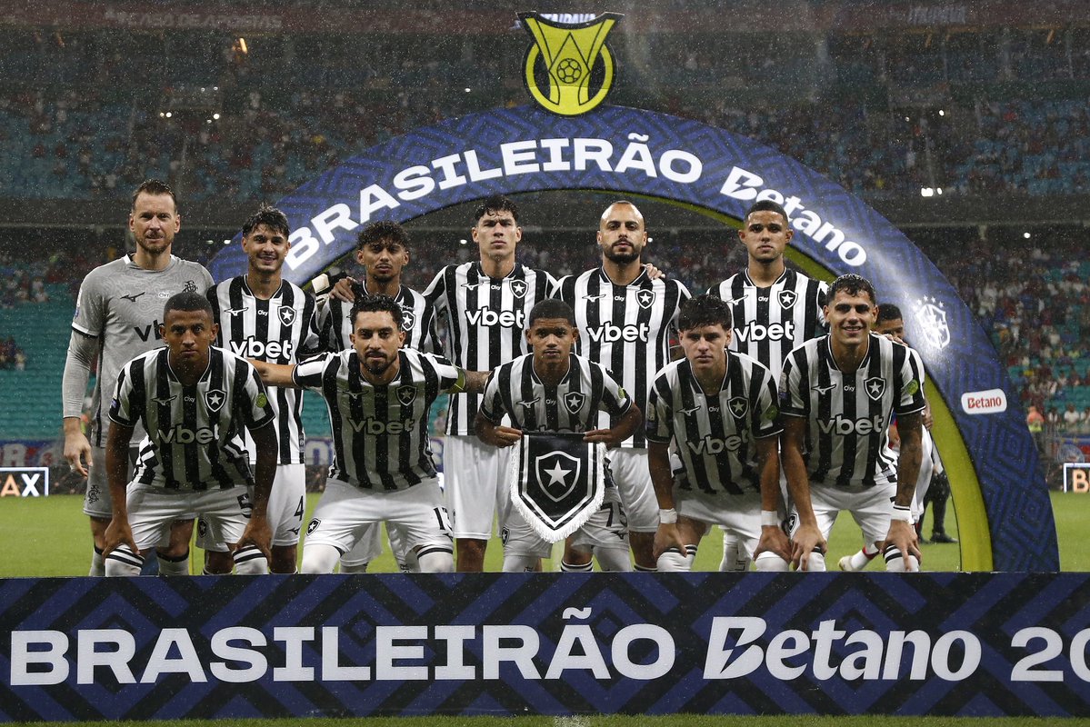 informafogo's tweet photo. Botafogo define quatro posições como mais “urgentes” na janela de transferências.

Goleiro, zagueiro, volante e um atacante de lado.

— @geglobo https://t.co/dRmj4dmxxs
