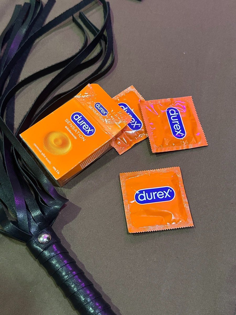 akrasuryphat's tweet photo. เข้าวงการนี้แล้วต้องป้องกันนะ เสียวด้วยเซฟด้วย ลอง Durex แบบปุ่มดู ฟินมาก นี่ลองแล้วติดใจเลยล่ะ แล้วที่แนะนำอีกอย่างคือล��งมีของเล่นหรือเปลี่ยนบรรยากาศใหม่ๆดู จะดีเลยล่ะะ https://t.co/tPY4EeC9AU