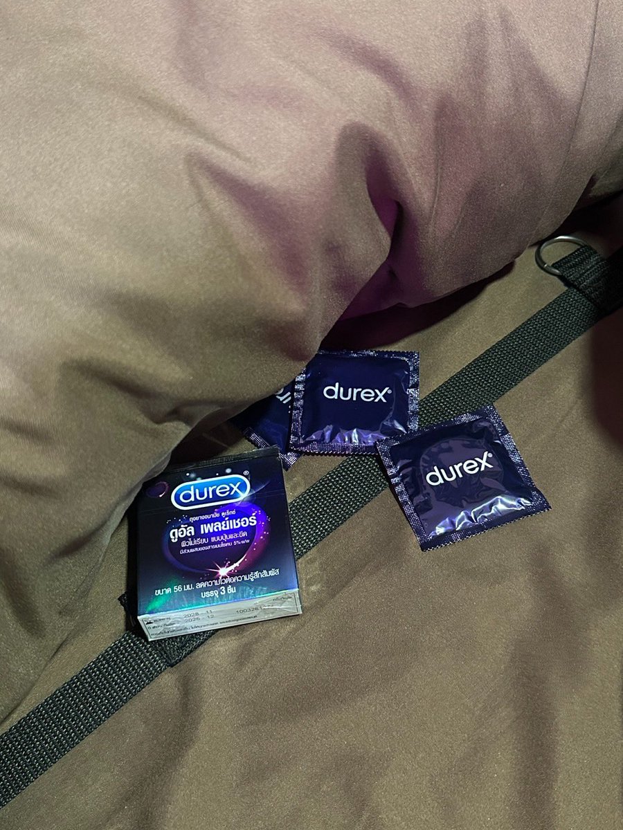 akrasuryphat's tweet photo. เข้าวงการนี้แล้วต้องป้องกันนะ เสียวด้วยเซฟด้วย ลอง Durex แบบปุ่มดู ฟินมาก นี่ลองแล้วติดใจเลยล่ะ แล้วที่แนะนำอีกอย่างคือล��งมีของเล่นหรือเปลี่ยนบรรยากาศใหม่ๆดู จะดีเลยล่ะะ https://t.co/tPY4EeC9AU