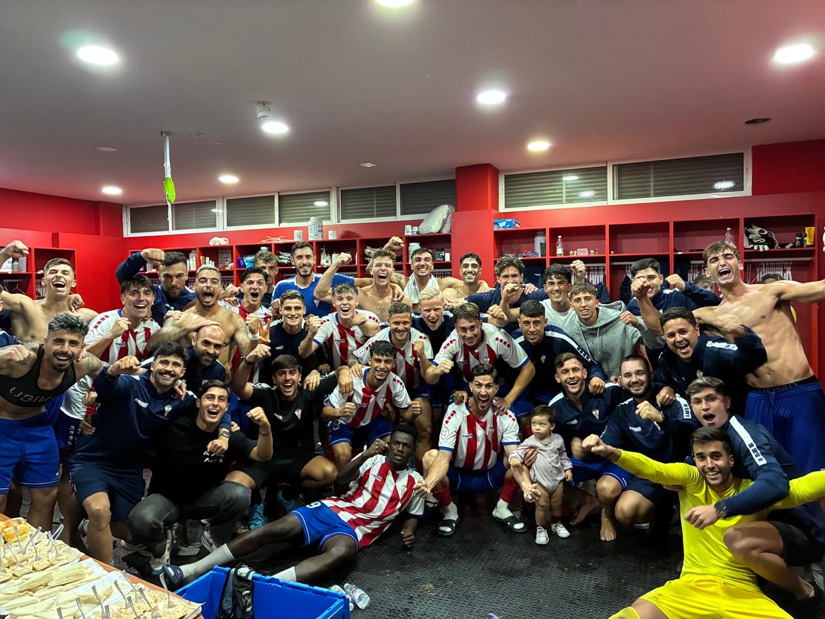 javivazquez24's tweet photo. Gracias @AlgecirasCF. Gracias  por darme tanto cariño y cuidarme tanto, gracias por haberme hecho una persona tan feliz. Gracias a vosotros puedo seguir creciendo en mi sueño de ser entrenador. Siempre vais a estar conmigo. Desde hoy y para siempre un Algecirista más. #shira https://t.co/QoAzDWIbMp