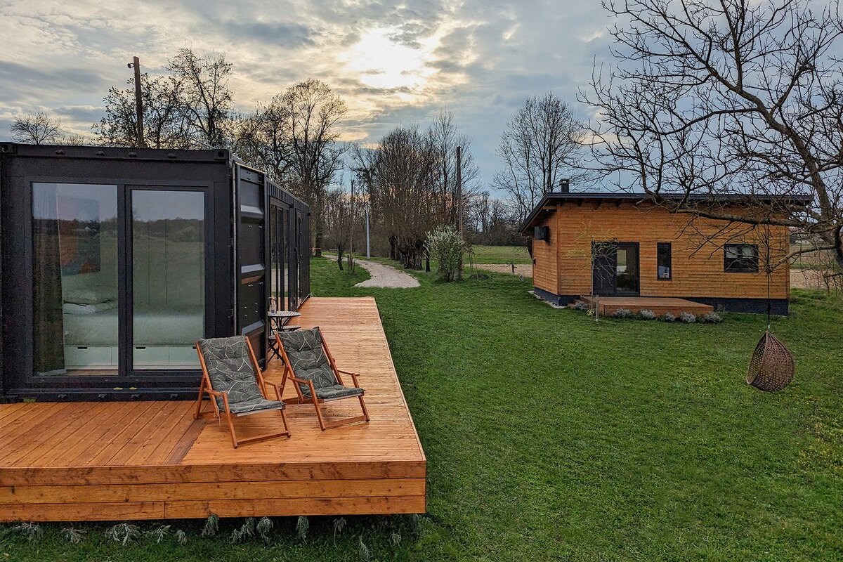 Yahgee_Intl's tweet photo. This comfortable and modern container house is surrounded by green trees and grass https://t.co/X1Mti9BwdM