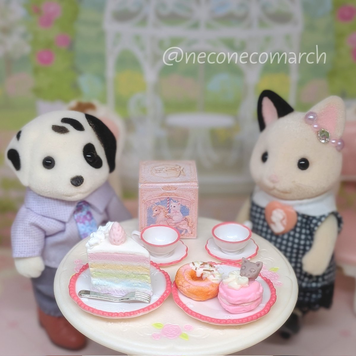 neconecomarch's tweet photo. 宇井さま(@azuru_3)の可愛すぎるお菓子たちを買わせて頂きました💘
虹色🌈のポップコーンに合わせて1枚目のみ背景をGeminiにお願いしました🙇 https://t.co/q8WMGCYavI