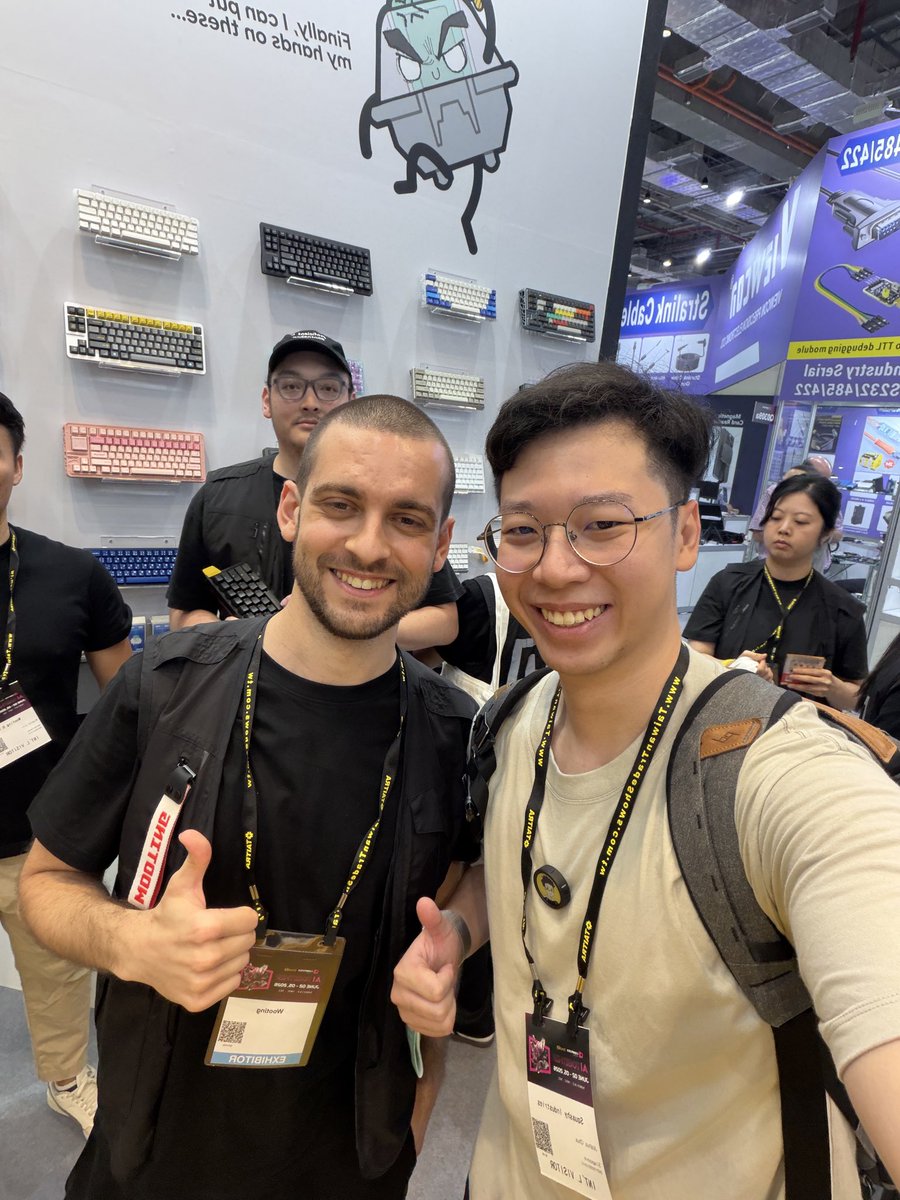 squashy_boy's tweet photo. met a random wooting employee that is a fan of Osu. @spazzaneve17 https://t.co/WG8dlQAuQa