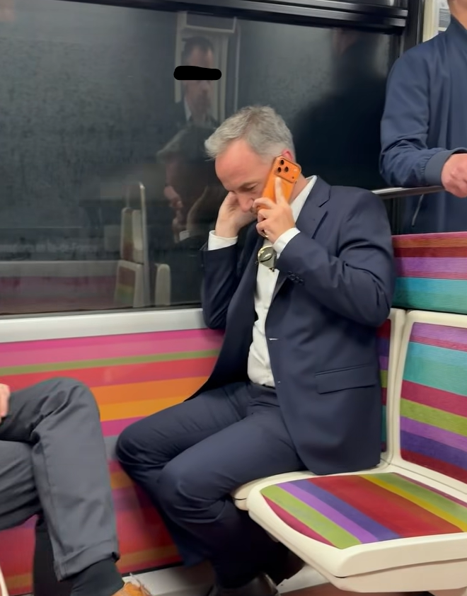 mtwit75's tweet photo. La prochaine fois qu'Emmanuel Grégoire se mettra en scène dans le métro, il faudra qu'il s'arrange pour qu'on ne voit pas le reflet de son officier de sécurité dans la vitre. https://t.co/IUF6qO39vF