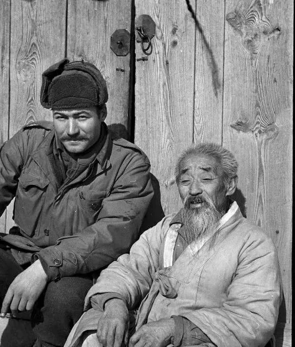 xmilitarist's tweet photo. A Turkish soldier fighting in Korea, together with a Korean monk. https://t.co/mFp4hrb5pk