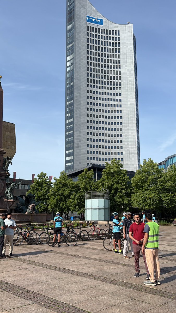 AMJ_Leipzig's tweet photo. 🚴‍♂️ *„Kilometer gegen Hass“ – mehr als eine Radtour.*

Beim Frühstücksgespräch erklärt unser Herr Bundesvorsitzender Abdullah Uwe Wagishauser, warum die Friedensradtour ein wichtiges Zeichen für Zusammenhalt, Dialog und gesellschaftlichen Frieden setzt. https://t.co/EFY87sIaLZ