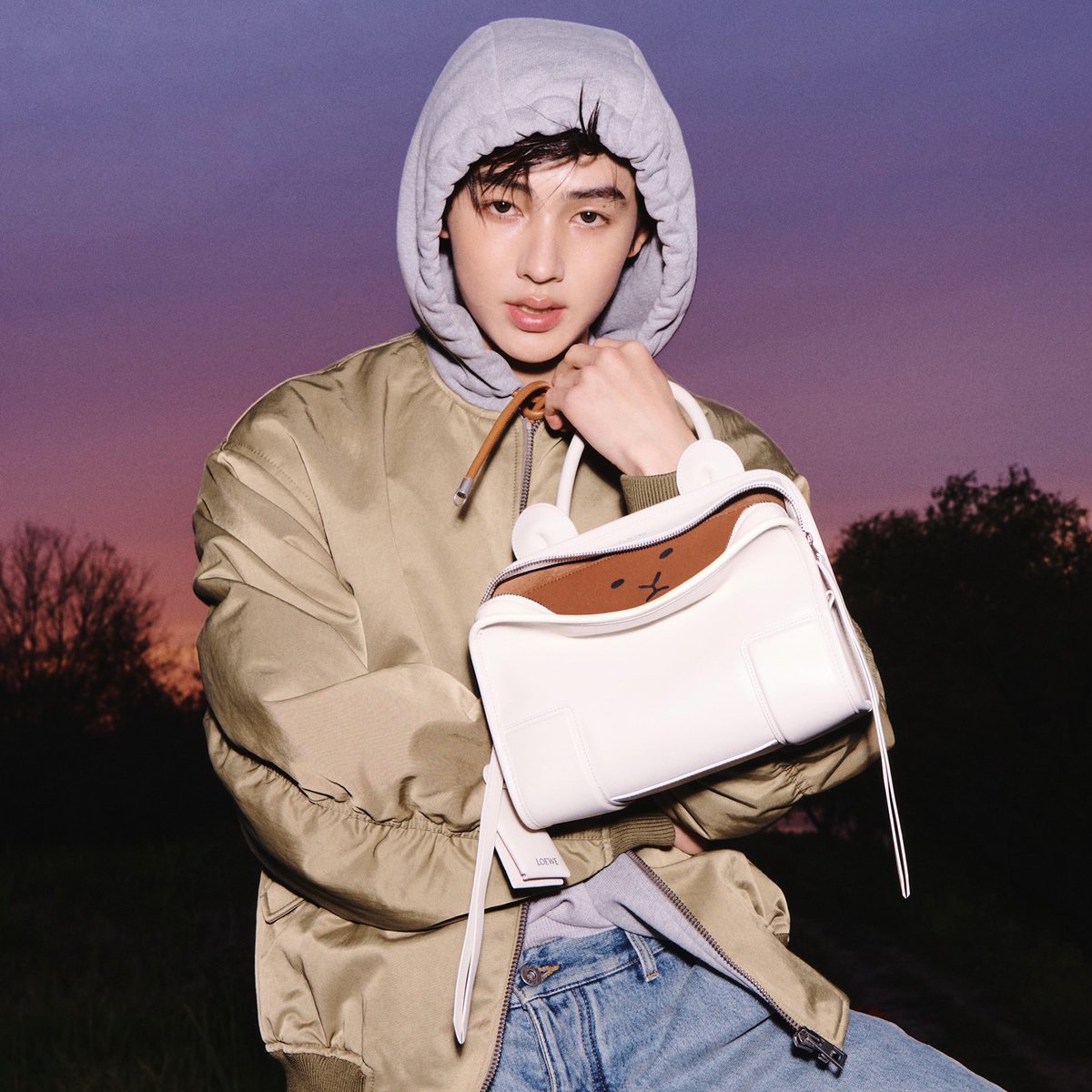 seonghyeon_th's tweet photo. [🦊] พาส่อง🔎 แฟชั่นกระเป๋าสุดคิวต์ที่ #SEONGHYEON ถ่ายแบบในนิตยสาร W Korea เซ็ตล่าสุด ใบนี้จากแบรนด์ LOEWE รุ่น Small Lion Intarsio Amazona 180 ราคาช็อปไทย ~ 180k ค่ะ ดีไซน์น่ารักมีกิมมิกหูสิงโต แมตช์เข้ากับลุคน้องสุด ๆ เลยค่ะ 🤎👜

#SEONGHYEON #성현 #CORTIS #코르티스 https://t.co/8qStoOEc22