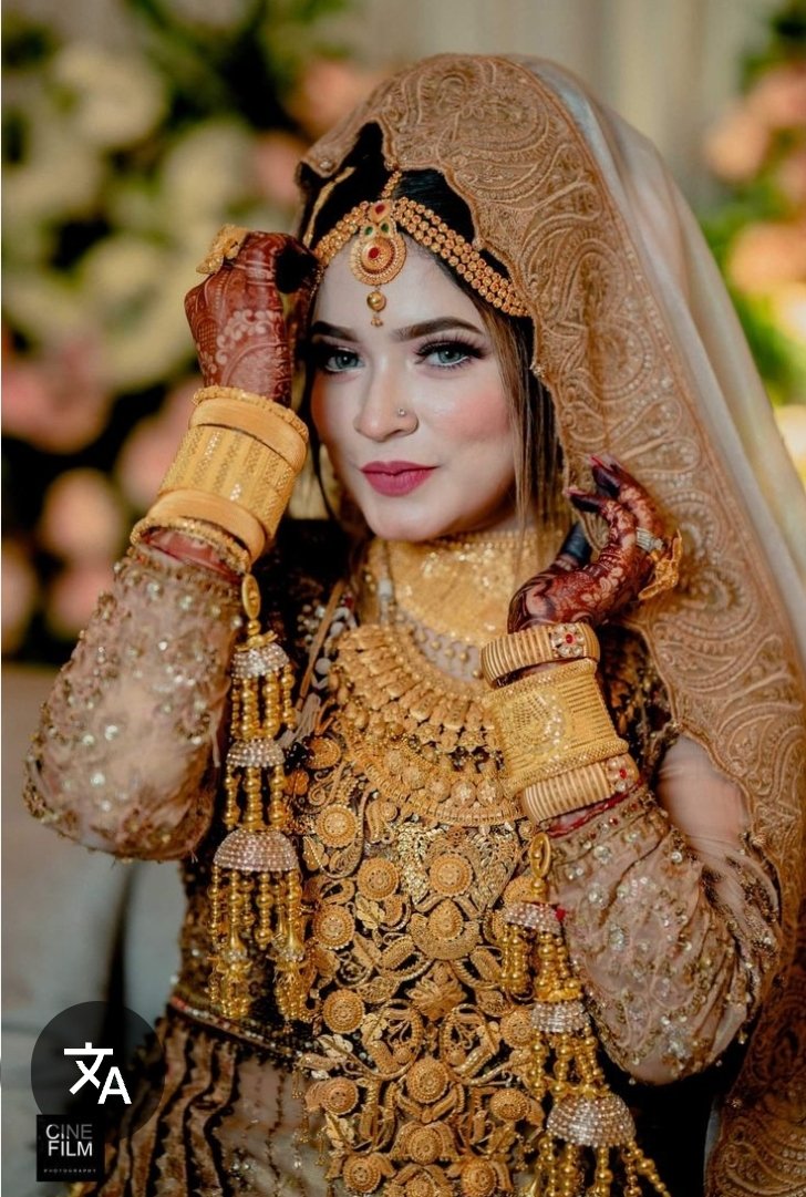 ArifRetd's tweet photo. آج صبح ناشتہ کرتے ہوئے مجھے ایک عجیب بات ذہن میں آئی ،میں نے اپنی وائف سے پوچھا، کہ جب ضرورت پڑی تھی( پلاٹ کے لیے پیمنٹ کرنا تھی ) تو تم نے اپنے زیور جو تم کو تمہارے والدین نے شادی کے موقع پر دیا تھا تو تم مجھے دیا کہ اس کو بیچ کر ضرورت پوری کریں۔ تم نے ایسا کیوں کیا تو جواب تھا میں نے زیور کو کیا کرنا ھے اب یہ گھر ہی میرا زیور ھے۔ ( ہماری  سب گھریلو خواتین ایسا ہی کرتی ہیں ) 
پھر میں نے کہا یہ عورتوں کی کونسی قسم ہوتی ھے جو سب سے پہلے زیور، پیسے، جائیداد اپنے نام کرواتی ہیں، 
یہ عورتوں کی کونسی قسم ہوتی ھے ؟