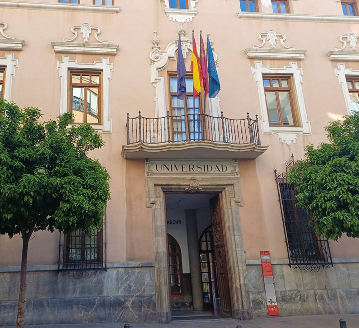 penelope_IUVRM's tweet photo. Hoy cientos de alumnas y alumnos de nuestra región se enfrentan a la
PAU.

A todos y todas: mucha suerte. Llegais hasta aquí después de años esfuerzo, trabajo y constancia. Confiad en vosotros. Agradecimiento al profesorado que hoy corrige con responsabilidad. Y reconocimiento a quien os ha formado día a día en las aulas. Sin la escuela pública esto no sería posible.

¡Mucha fuerza! Estamos con vosotros.