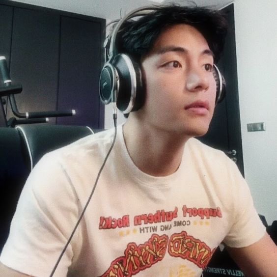 taeguide's tweet photo. Taehyung was promoted to Diamond ll in League of Legends 

Diamond II is a highly competitive, top-tier rank in League of Legends. It serves as a major gateway between dedicated high-Elo players and the prestigious Apex tiers (Master, Grandmaster, and Challenger) https://t.co/EJpMvTFNks