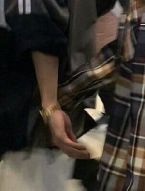 tomoonandbaek's tweet photo. ก็ต้องอันนี้ปะ ยัยไปแหย่เขาละตาพี่ก็ยื่นมือแบบออโต้เลย คนรู้มือกันอะเนาะ ดูกี่ทีก้เขินแบบคลั่ง สมัยคลั่งรักกันออกสื่อรองเท้าคู่ก้มานะ โอ้ยย เขินโว้ย!! https://t.co/3KBRQkctpT