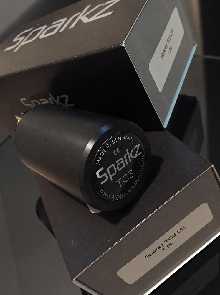 cloneacoustics's tweet photo. ANSUZ Sparkz TC3を追加投入し、さらに強化。

ポータブルオーディオでは機材ばかりに注目が集まり、電源はあまり重要視されていない。しかし、DAPにも効果があり、高いノイズ抑制効果を発揮して音楽の質が向上する。
私は自宅の壁コンセントの空き口のほとんどに、Sparkzシリーズを挿している。 https://t.co/rfHkOUPGQF