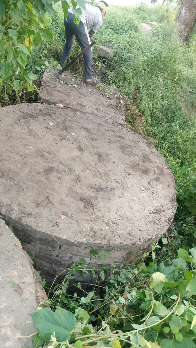 BuxarLSBA's tweet photo. Ensuring Community Soak Pit functionality at Banarpur panchayat of Chausa block in #buxar district #lsbabihar  #MeraGaonMeriJimmedari #SwachhGaonSurakshitJalvayu https://t.co/vAIoJQ1VD5
