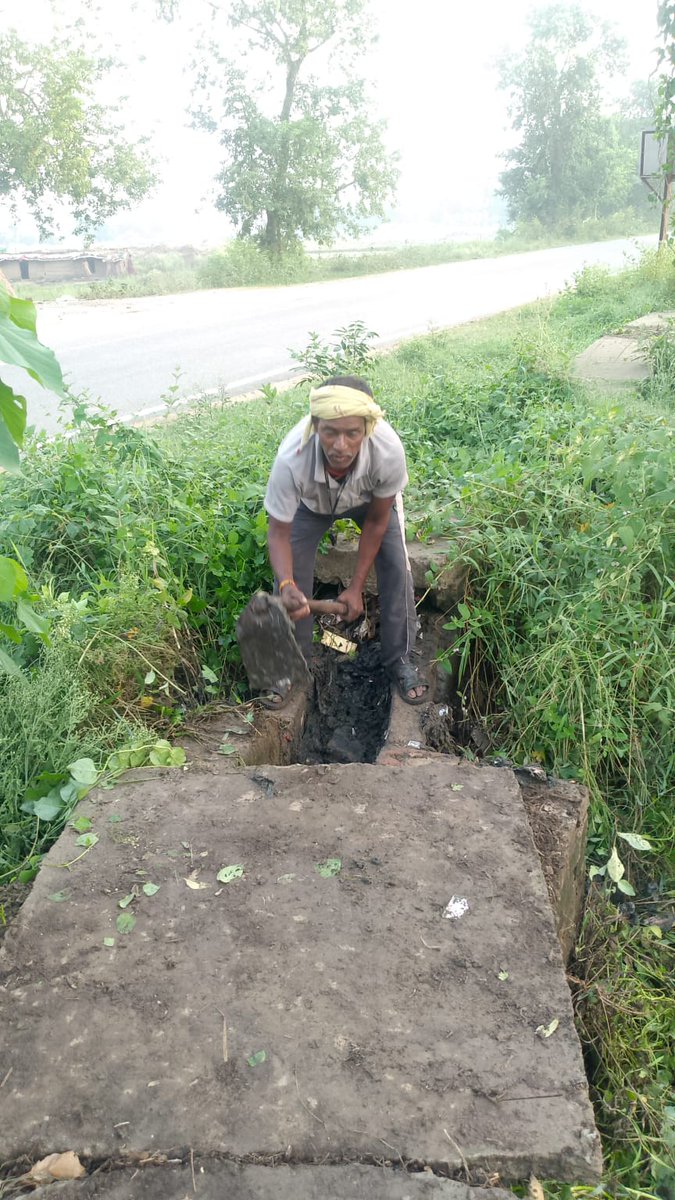 BuxarLSBA's tweet photo. Ensuring Community Soak Pit functionality at Banarpur panchayat of Chausa block in #buxar district #lsbabihar  #MeraGaonMeriJimmedari #SwachhGaonSurakshitJalvayu https://t.co/vAIoJQ1VD5