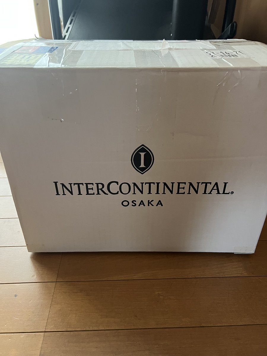 T80201's tweet photo. ホテル大好きなお客さんから仕事の荷物が届いたw 何故こんな段ボールww https://t.co/ZdFrMOF1xe