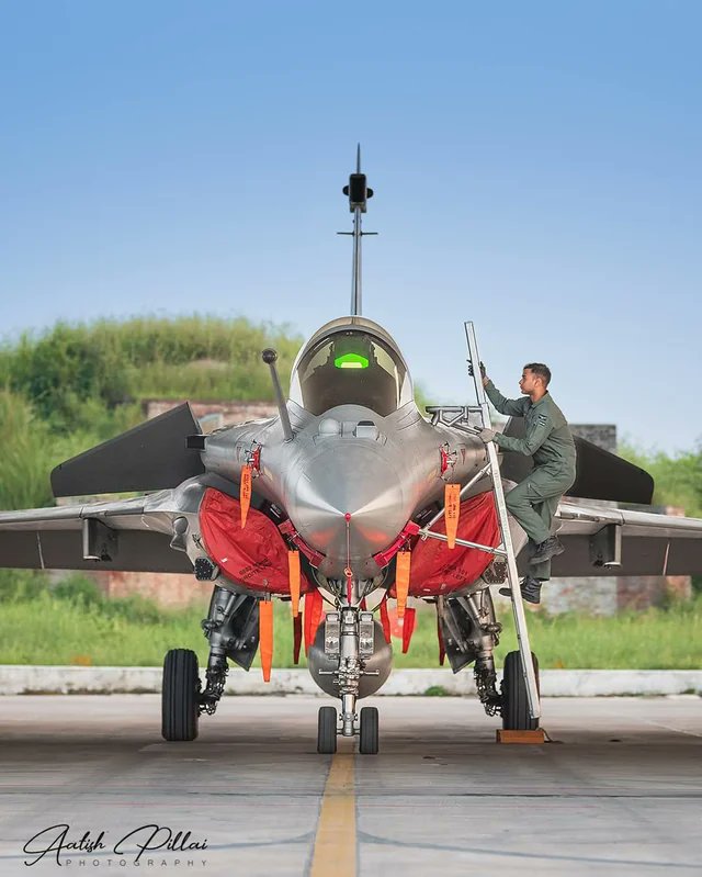 PASU_MATRIX's tweet photo. 🇮🇳 IAF Rafales can counter Pakistan's J-10C and future J-35, says a Rafale squadron commander. Advanced sensors, EW systems and Meteor missiles strengthen its edge. https://t.co/WwZKpOlVvJ