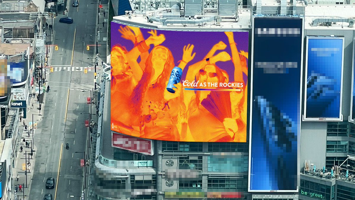 ReasonWhy's tweet photo. Coors Light usa cámaras térmicas para mostrar el frío de su cerveza cuando hace calor. La campaña, creada por Rethink, utiliza imagen infrarroja para representar escenas dominadas por rojos y naranjas, mientras la lata aparece en azul.
|| Más info 👉🏽 https://t.co/q2vr9LtMHI
