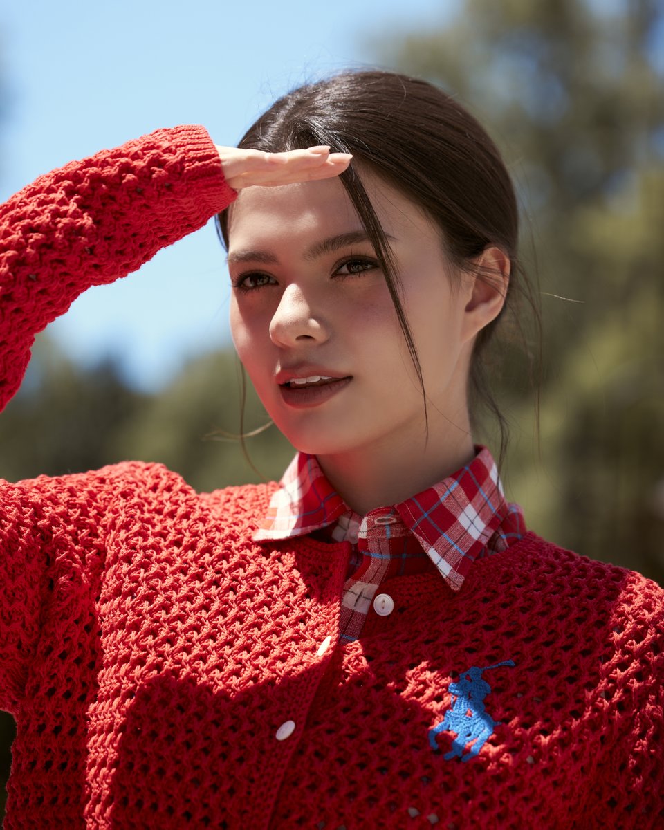 fourteenchannel's tweet photo. “เบ็คกี้ รีเบคก้า” เผยเสน่ห์ผ่าน Street Fashion Set ระหว่างเข้าร่วมงาน "Ralph Lauren Polo Cup"

Pic >> https://t.co/I6CZu3H4ue
 
“เบ็คกี้ รีเบคก้า” เผยเสน่ห์ผ่าน Street Fashion Set ระหว่างเข้าร่วมงาน "Ralph Lauren Polo Cup" ผ่านไอเท็มสีสันสดใสประจำฤดูกาลจากแบรนด์ Polo Ralph Lauren ที่ถ่ายทอดความสนุกสนานและความคลาสสิกเหนือกาลเวลาในแบบฉบับของแบรนด์ไว้อย่างสมบูรณ์แบบ

เริ่มลุคแรกท่ามกลางแสงแดดที่สดใสในโทนสีแดงสด ด้วยเสื้อลินินลาย Plaid เลเยอร์ทับด้วยคาร์ดิแกนถักสีแดง ปักโลโก้ Pony ขนาดใหญ่ จับคู่กับกางเกงขากว้าง เติมลุคให้โดดเด่นด้วยกระเป๋า Polo Play สีกรม ที่สามารถถือหรือสะพาย เผยเสน่ห์ของสไตล์ American Preppy ที่เรียบง่ายแต่มีพลัง

ลุคที่สองถ่ายทอดบรรยากาศฤดูร้อนในโทนสีเหลือง ด้วยไอเท็มเสื้อลายทางสีเหลืองสดใส แมตช์กับกางเกงยีนส์ขากว้างสุดคลาสสิก เพิ่มลูกเล่นสเวตเตอร์สีเหลืองผูกเอว ก่อนคอมพลีตลุคนี้ด้วยกระเป๋า Polo Play แบบสานปักโลโก้ “Polo” ในโทนเดียวกัน

ปิดท้ายด้วยลุคเรียบง่ายแต่แฝงด้วยดีเทลในโทนสีน้ำเงิน ที่นำเสื้อเชิ้ตสีขาวเลเยอร์ทับด้วยคาร์ดิแกนถักแขนสั้���สีน้ำเงิน เพิ่มดีเทลให้ลุคนี้น่าสนใจด้วยกางเกงขายาวผูกเอวสีน้ำเงินเข้ากับคาร์ดิแกน เสริมด้วยกระเป๋า Polo Play สีขาว เผยให้เห็นความคลาสสิกที่ผสมผสานกับความร่วมสมัยไว้ได้อย่างลงตัว

#RalphLaurenSP26 #RalphLaurenPoloCup
#RalphLauren #PoloRalphLauren
@RalphLauren #beckysangels‌ #BeckyArmstrong‌