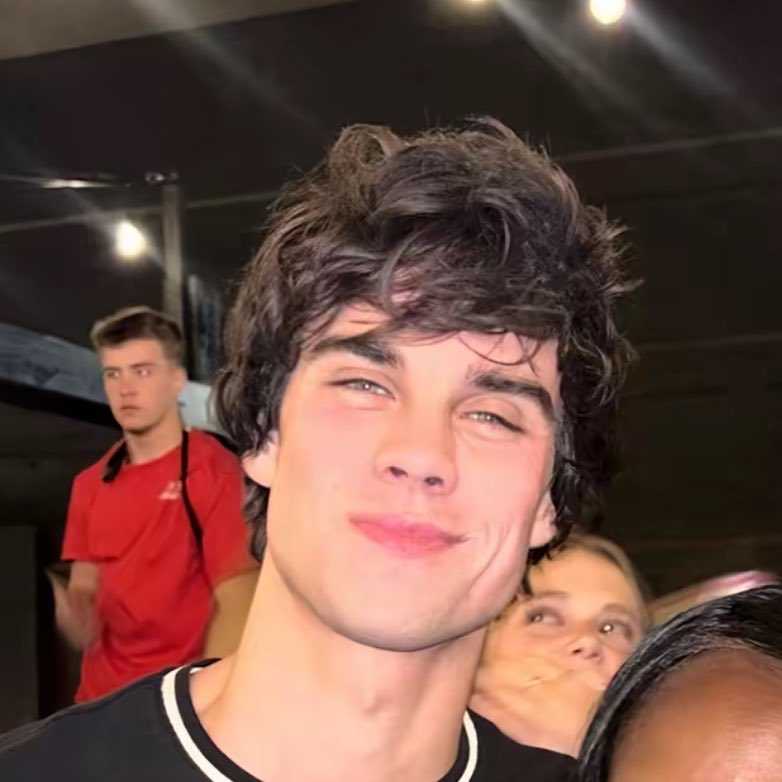 builtforher's tweet photo. One thing I’ve noticed from reading countless dutasteride experiences is how many guys seem to develop that “glow” after starting it. 

This guy below was 20 years old in the first image and in the second one, he’s 29‼️😦

The theory makes sense. DHT doesn’t just affect your hair follicles, it also plays a role in sebum production. Lower DHT can mean less oily skin, fewer breakouts, and a smoother overall complexion for some men.

Right now I’m only on finasteride, which is essentially the weaker version compared to dutasteride. My goal was to see how my body reacts to DHT suppression before considering anything stronger.

No side effects so far, which has been encouraging. 🙌

Hair is obviously the main reason people take these medications, but the skin changes some guys report are almost as interesting to me. Curious to see what happens if I eventually make the jump to dutasteride. 🤔