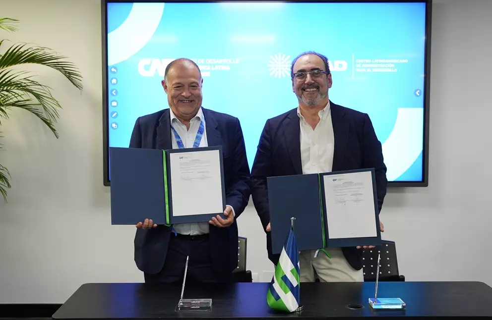 FOROADR's tweet photo. IBEROAM. CAF y CLAD firman acuerdo para promover la integración regional en América Latina y el Caribe @AgendaCAF 

https://t.co/RpgwjQRuEe https://t.co/3UMlt4pUHt