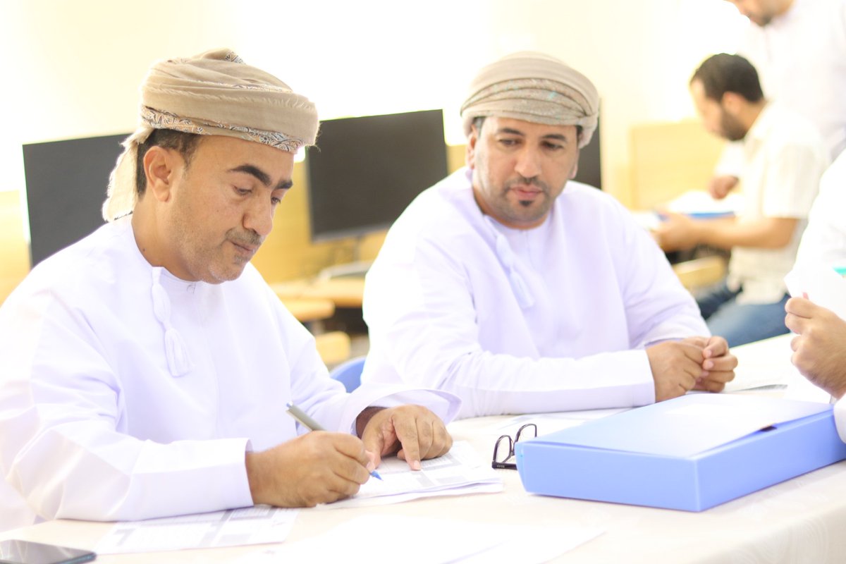 EduGovSsq5201's tweet photo. جانب من زيارة لجنة الفحص والتدقيق النهائي للمدرسة للتأكد من تطبيق أدوات التقويم المستمر للصف الثاني عشر وفق المعايير والمواصفات الفنية الواردة في وثائق تقويم تعلم الطلبة . https://t.co/Ol9P4pTfOS