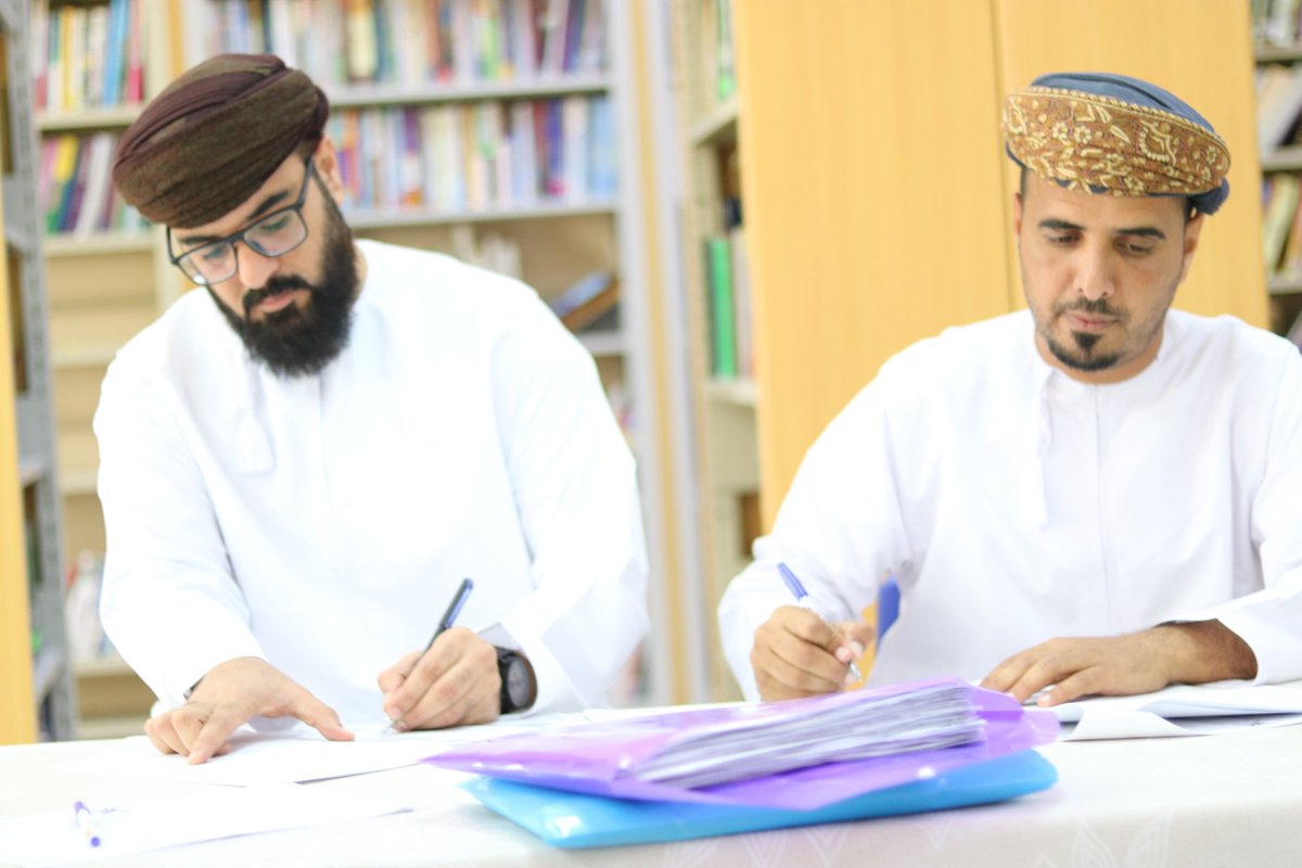 EduGovSsq5201's tweet photo. جانب من زيارة لجنة الفحص والتدقيق النهائي للمدرسة للتأكد من تطبيق أدوات التقويم المستمر للصف الثاني عشر وفق المعايير والمواصفات الفنية الواردة في وثائق تقويم تعلم الطلبة . https://t.co/Ol9P4pTfOS