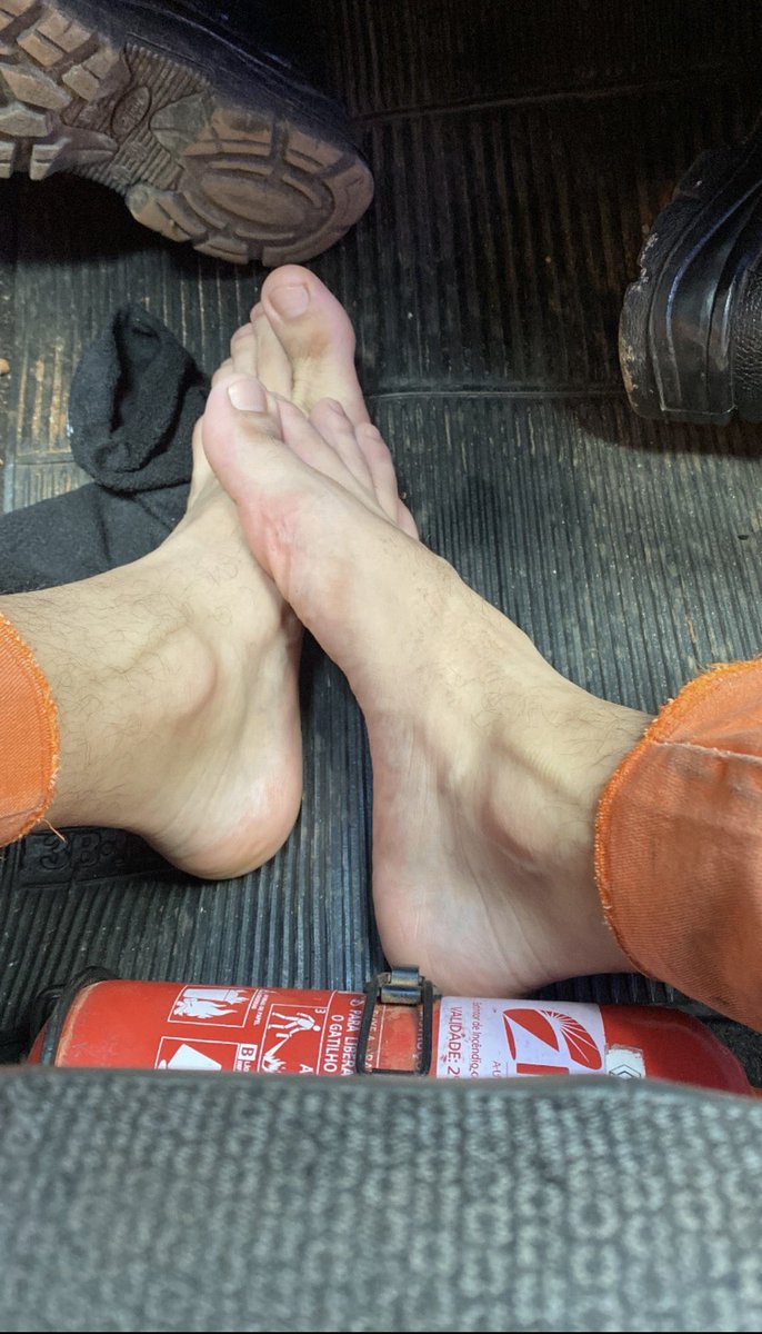 cadedercy's tweet photo. Bom dia! 
#findom #malefeet #boyfeet #gayfeet #feetworshi̇p #feetfetısh https://t.co/tqxXvbvFJO