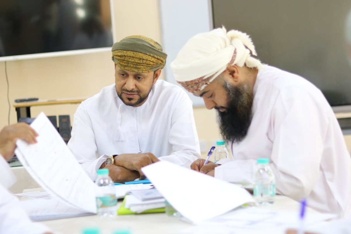 EduGovSsq5201's tweet photo. جانب من زيارة لجنة الفحص والتدقيق النهائي للمدرسة للتأكد من تطبيق أدوات التقويم المستمر للصف الثاني عشر وفق المعايير والمواصفات الفنية الواردة في وثائق تقويم تعلم الطلبة . https://t.co/iREExhoWQU