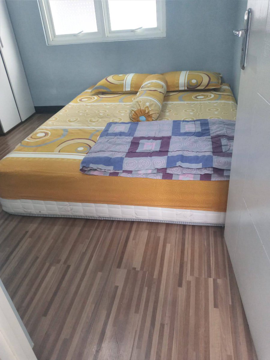 akhmadrendy's tweet photo. Luas Tanah 176 m² (halaman samping sangat lega), 3 Kamar Tidur | 1 Kamar Mandi (sudah ada water heater) Air PAM perumahan lancar jernih, Listrik 1300W, Jalur Wifi ready. Opsi sewa sudah semi-furnished + bonus kompor dapur. Legalitas Jual: SHM aman siap balik nama. https://t.co/TYhiwq578I